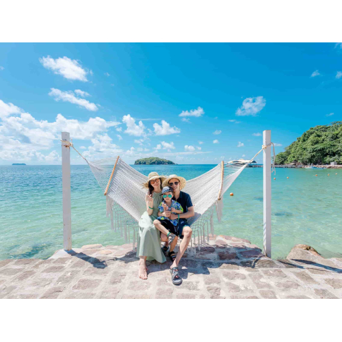 Vui chơi tắm biển tại hòn Móng Tay